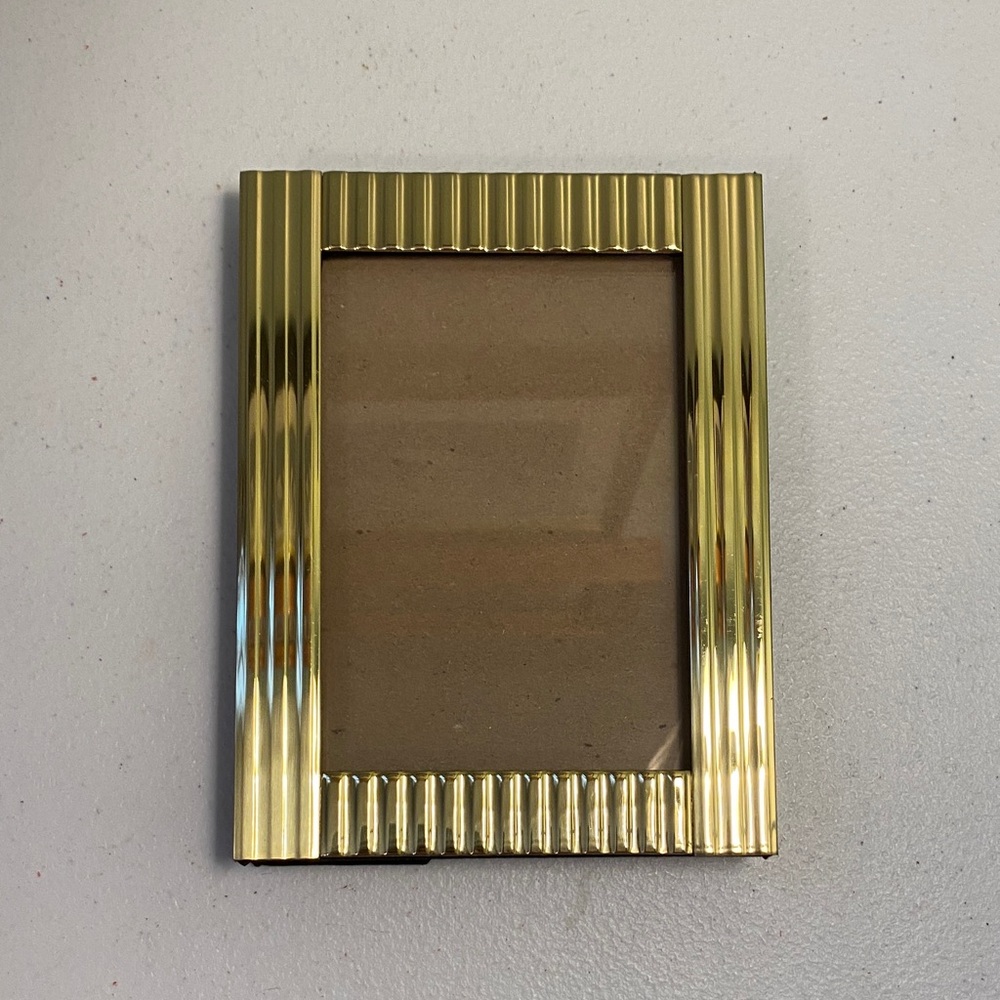 Elegant Gold Tone Ribbed Texture Picture Frame - Picture 2 of 11